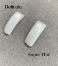 Delicate og Super Thin er ganske like, forskjellene er: Delicate har forsterket bue. Den er 0,06 mm tynnere, 0,5 mm smalere og med 1,7 mm kortere overlapping i bakkant (målt på den største størrelsen). thumbnail