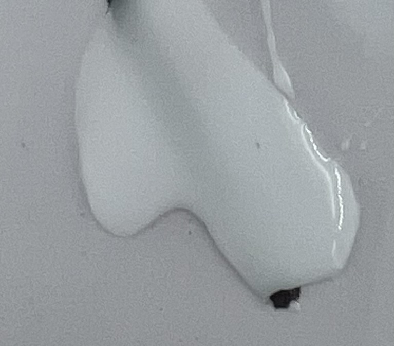 Bilde tatt av geleen, på hvitt ark med sort tusjstrek bak. Viser dekkevne og fargetone. Bildet er ikke fargekorrigert.