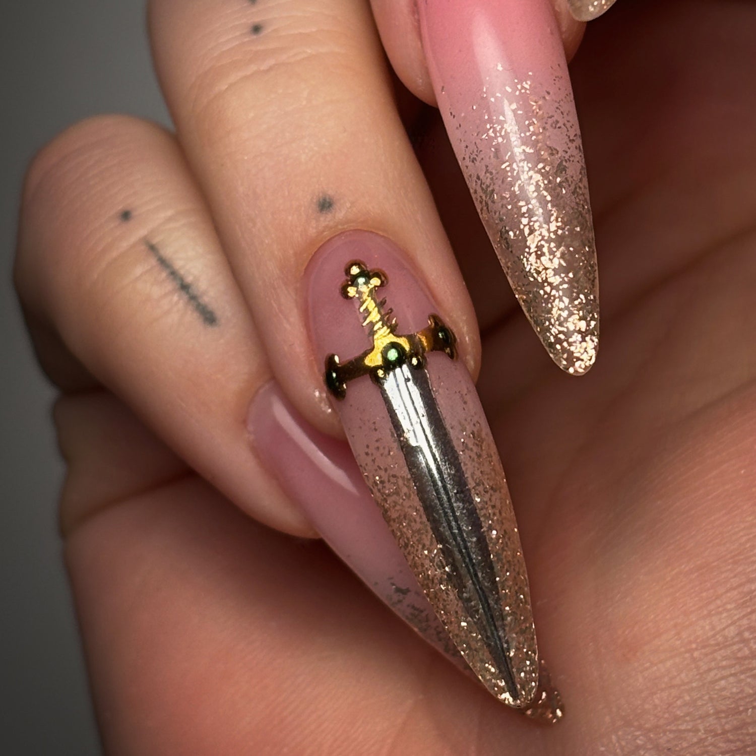 Neglemakeriet gull og sølv chrome effekt på builder gel