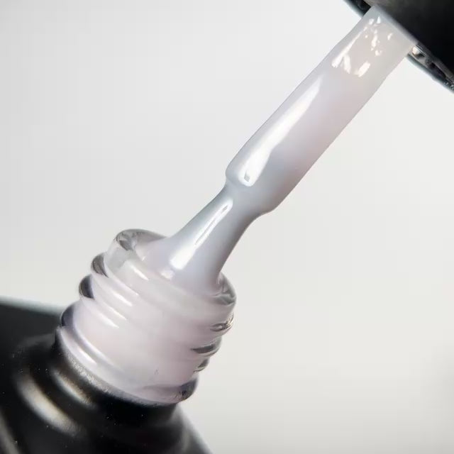 Neglemakeriet Gelelakk / Neglelakk - 244 Snow White Sheer - når du ønsker deg en myk og gjennomskinnelig hvit. Det vil ikke være synlig på neglen, men fargen er balansert med et bittelite rosa innslag for å gi en godt balansert hvit farge.