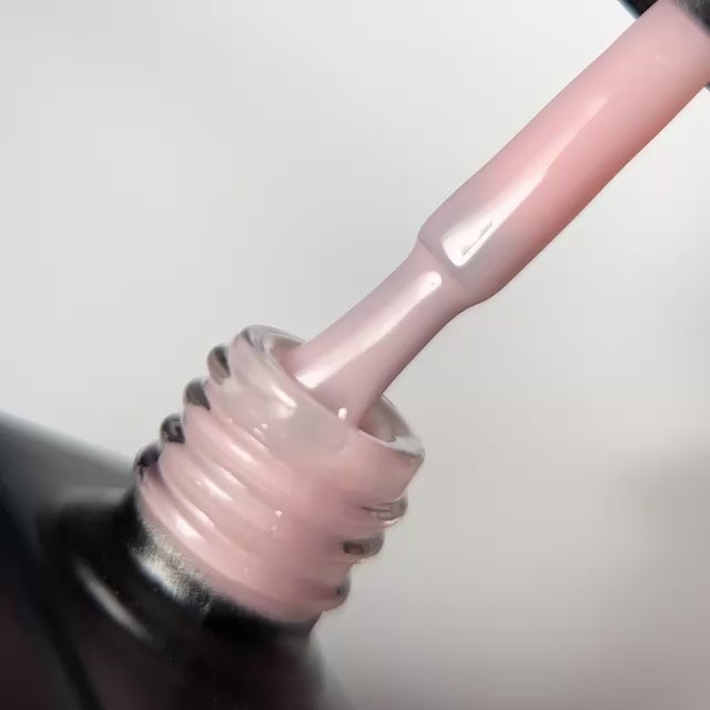 Neglemakeriet Gelelakk med en transparent men naturlig nude farge med en rosa undertone.