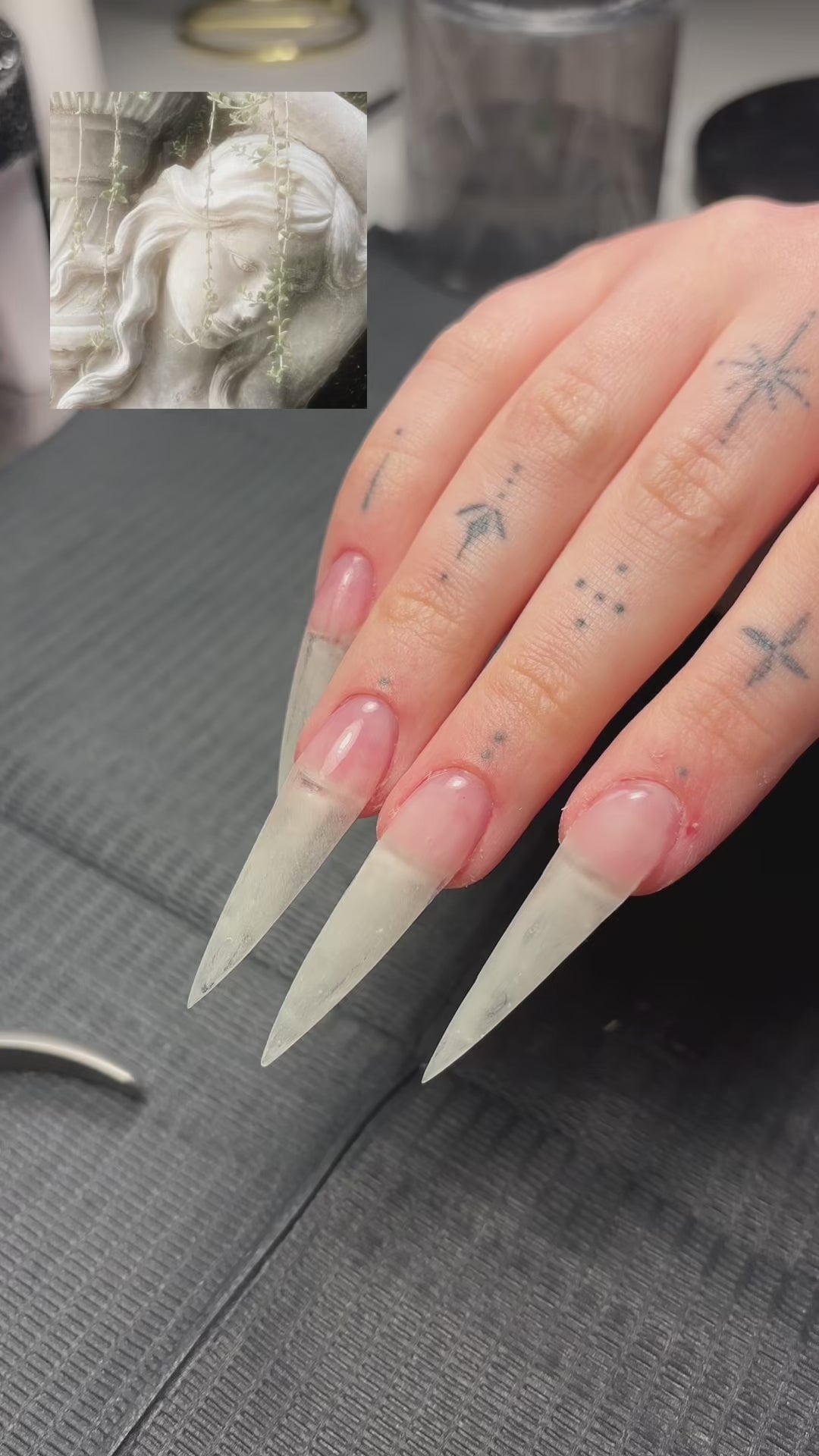 Professional Builder  Gel 01 (clear), Gel Polish 070 white snow, Detail Art Designer Gel, 3D Artistic Modeling Gel 02 hvit - kundebilde av negler med design av vaagsland