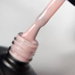 Neglemakeriet Gelelakk med en transparent men naturlig nude farge - er det en nude gelelakk-farge du skal ha er det denne