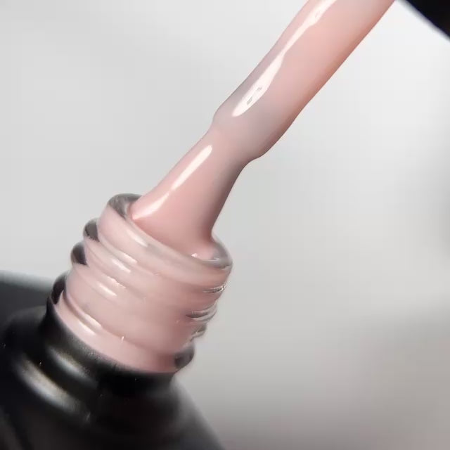Neglemakeriet Gelelakk med en transparent men naturlig nude farge - er det en nude gelelakk-farge du skal ha er det denne