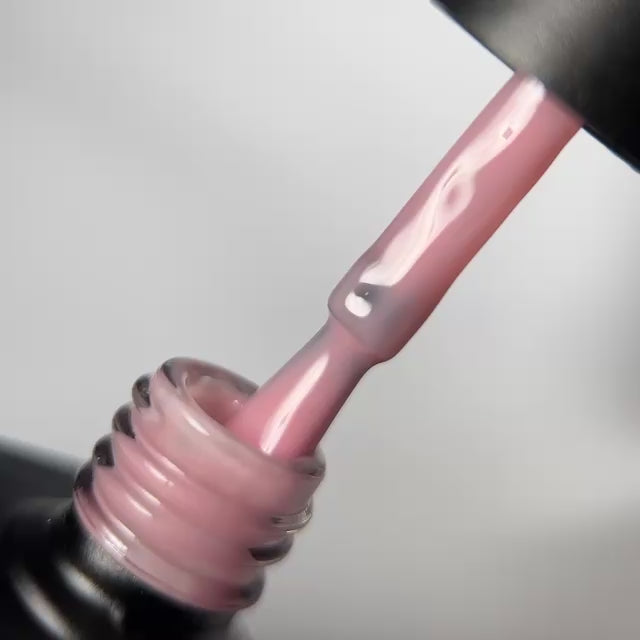 Neglemakeriet gelelakk / Gel Polish -Fargen Amour soft Sheer - lett dekning med ett strøk, mer dekning med flere lag. Søt og rosa farge.