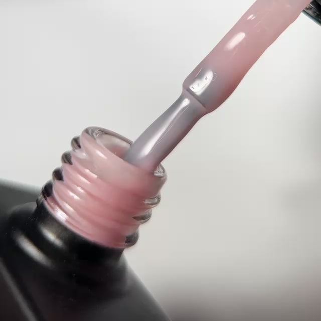 Neglemakeriet Gelelakk / Neglelakk - #259 Light Lips Sheer - nydelig lys nuderosa og lett farge - lett og naturlig dekning med ett strøk - kan bygges opp i flere lag for mer dekning. Naturlig og myk, kler mange hudfarger.