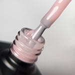Neglemakeriet gelelakk / Gel Polish -Fargen Gentle Nude Sheer - veldig lett dekning med ett strøk, en nude og forsiktig farge med rosa undertoner.