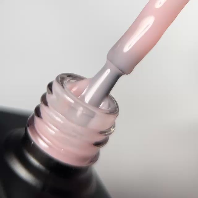 Neglemakeriet gelelakk / Gel Polish -Fargen Gentle Nude Sheer - veldig lett dekning med ett strøk, en nude og forsiktig farge med rosa undertoner.