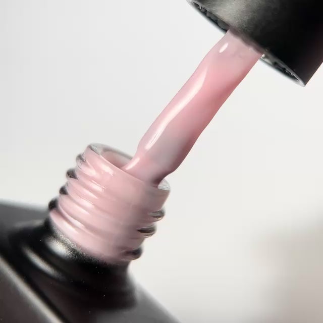 Neglemakeriet Neglelakk / Gelelakk - #266 Pink Romance Sheer - en medium og myk rosa, med en behagelig dempet varme.