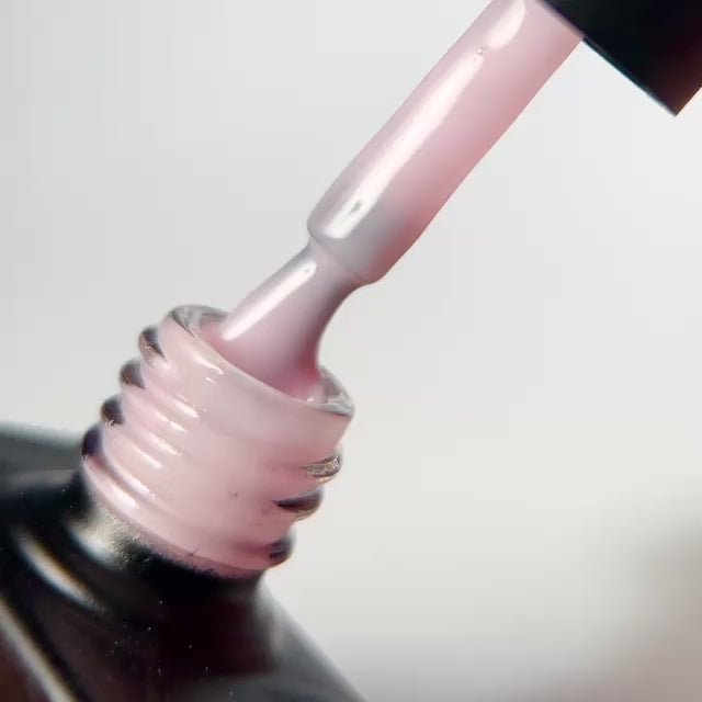 Neglemakeriet Gelelakk / Neglelakk - #262 Sweetest Pink Sheer - nydelig lys rosa og feminin farge - lett og transparent dekning med ett strøk - kan bygges opp i flere lag for mer dekning. Ren og myk, kler mange hudfarger.