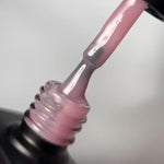 Neglemakeriet gelelakk / Gel Polish -Fargen Amour Light Sheer - lett dekning med ett strøk, litt mer dekning med flere lag. Søt og rosa farge.