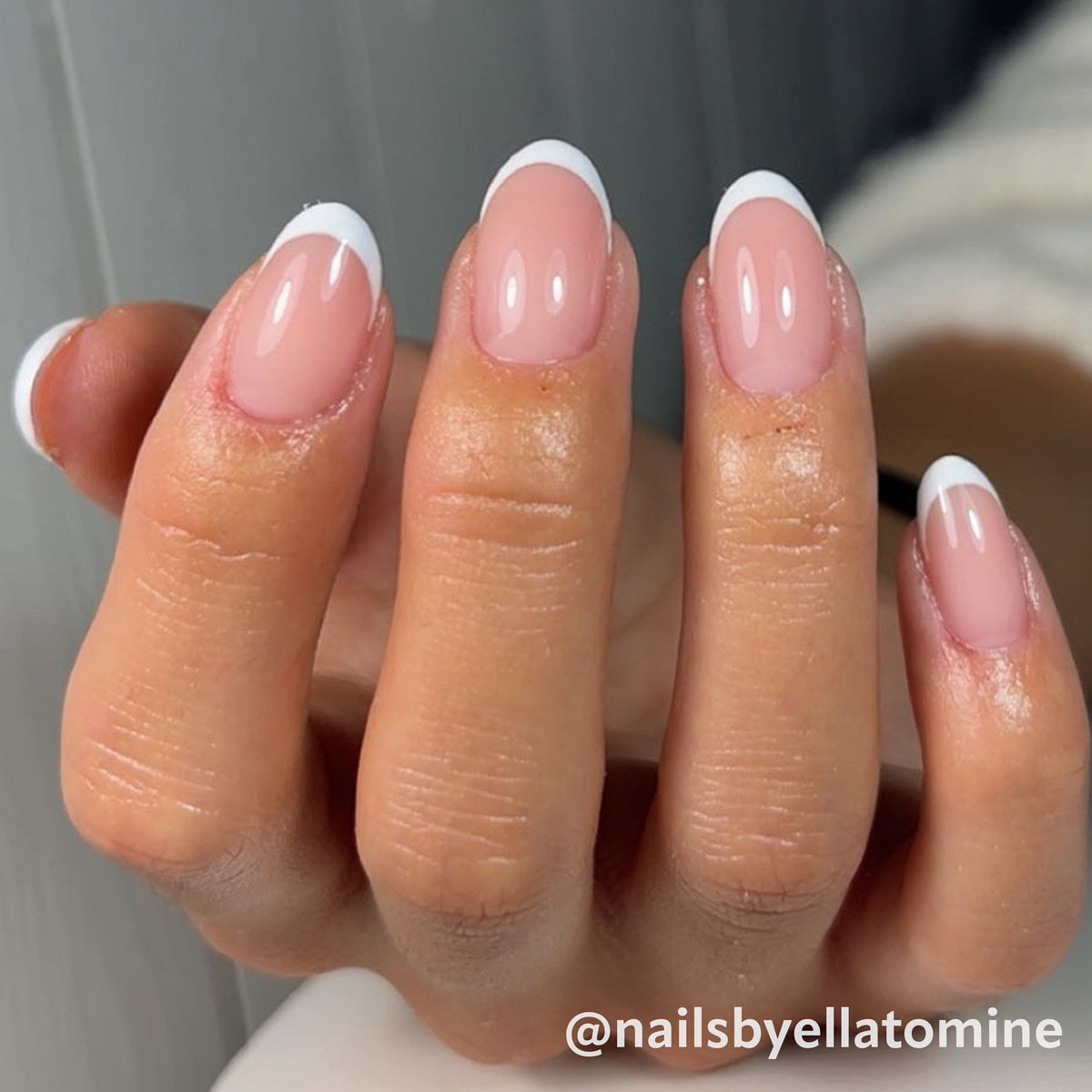 Profesjonell Builder Gel 32 i nydelig dus rosa og lett dekkende farge - kundebilde - erfaringer - sammen med Gel Polish 070 White Snow til French