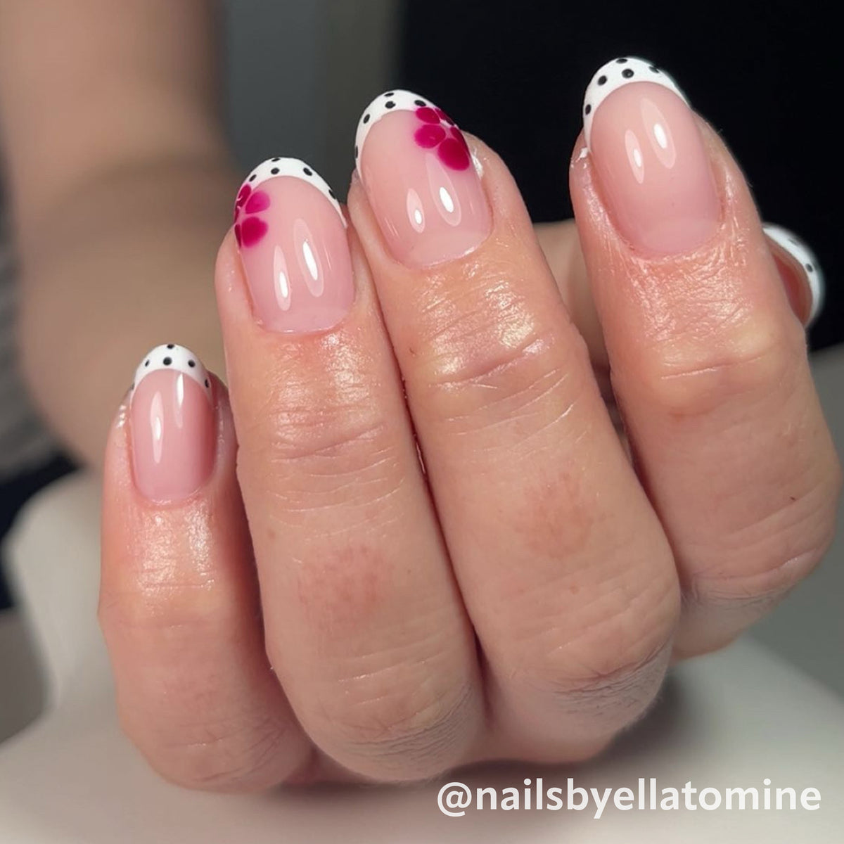 Profesjonell Builder Gel 32 i nydelig dus rosa og lett dekkende farge - kundebilde - erfaringer - sammen med Gel Polish 070 White Snow til French og 199 sort